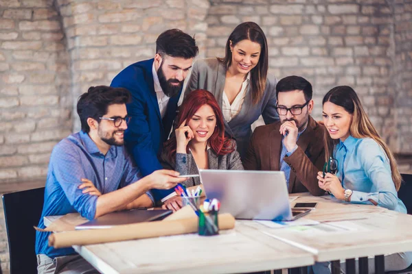 Grupo Jovens Empresários Trajes Casuais Inteligentes Trabalhando Juntos Escritório Criativo — Fotografia de Stock