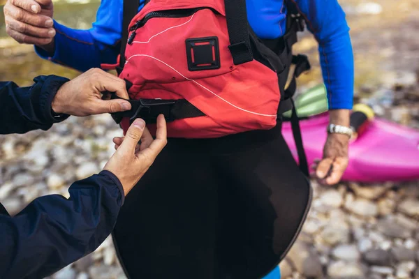 Hombre mayor preparándose para la excursión en kayak en un río de montaña. —  Fotos de Stock