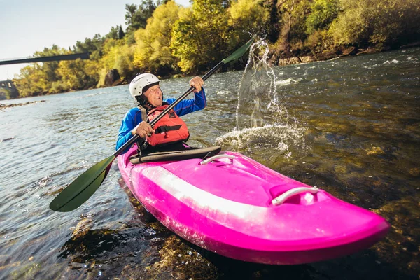 Homme âgé actif pagayant en kayak. Cheveux gris homme profiter rivière kaya — Photo