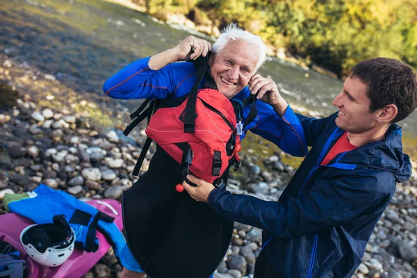 Hombre mayor preparándose para la excursión en kayak en un río de montaña. —  Fotos de Stock