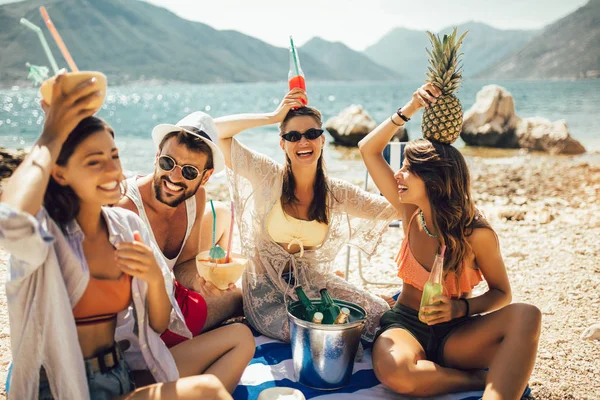 Jonge vrienden hebben plezier aan het strand op een zonnige dag. — Stockfoto