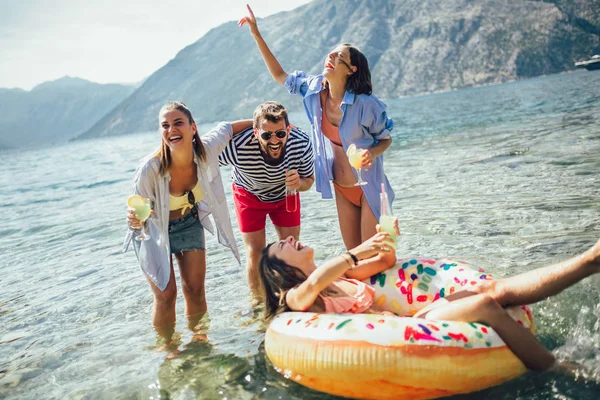 Amigos felizes se divertindo na praia — Fotografia de Stock