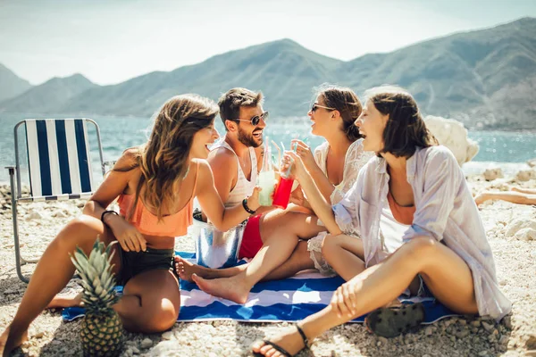 Mladí přátelé se baví na pláži za slunečného dne. — Stock fotografie