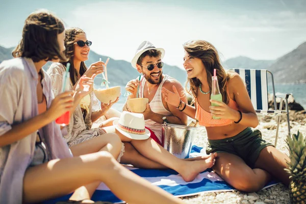 Jonge vrienden hebben plezier aan het strand op een zonnige dag. — Stockfoto