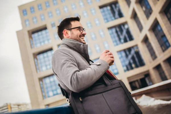 Confident young man in glasses drinking coffee outdoors — Stock Photo, Image