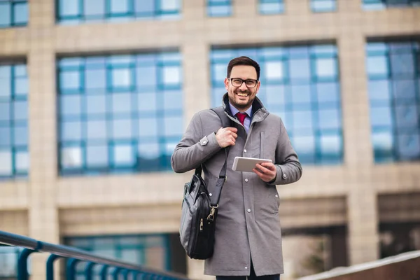 Business man standing outdoor. Business man working on digital t — Stock Photo, Image