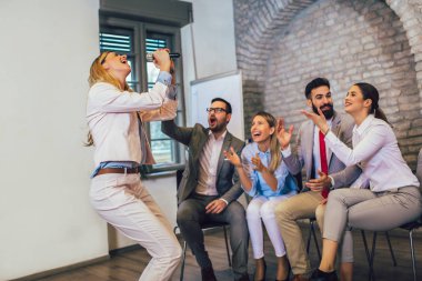 Egzersiz sırasında takım Schüco eğitim takımı yapmak iş adamları