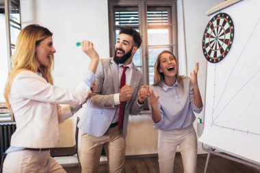 Egzersiz sırasında takım Schüco eğitim takımı yapmak iş adamları