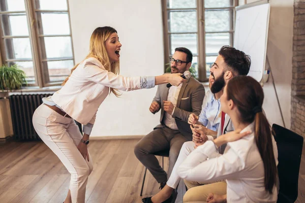 Empresários fazendo exercício de treinamento em equipe durante a formação em equipe — Fotografia de Stock