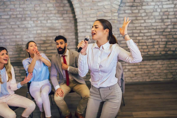 Des gens d'affaires font de l'exercice de formation d'équipe pendant team buildi — Photo