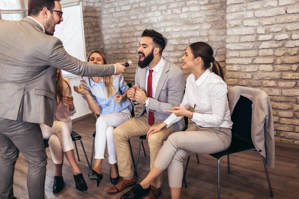 Gente de negocios haciendo ejercicio de entrenamiento en equipo durante team buildi — Foto de Stock