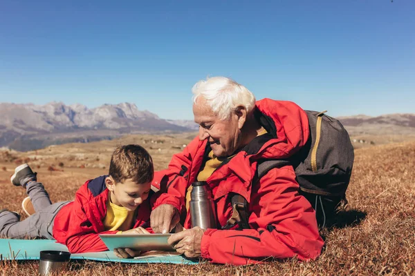 Boy camping with grandfather in autumn. — Stock Photo, Image