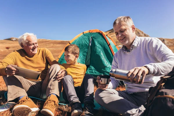 Tre generationer af familie camping sammen i efteråret . - Stock-foto