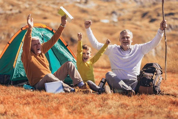 Trei generații de familii camping împreună în toamnă . — Fotografie, imagine de stoc