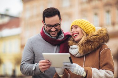 Şehrin merkezinde genç ve güzel bir çift, eğleniyorlar.