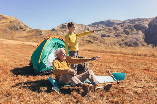 Gutt camping med bestefar om høsten . – stockfoto