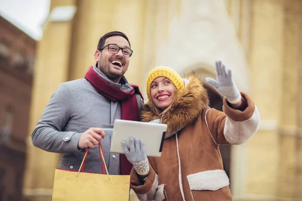 Pareja joven usando una tableta digital para ir de compras en línea . — Foto de Stock