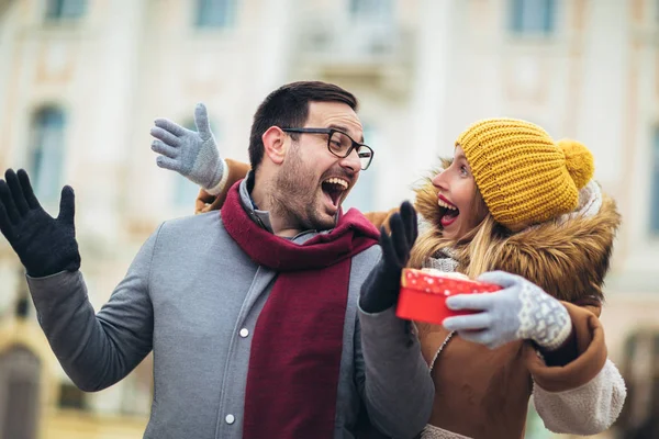 Sorpresa romántica para Navidad. Pareja joven con outdo actual —  Fotos de Stock