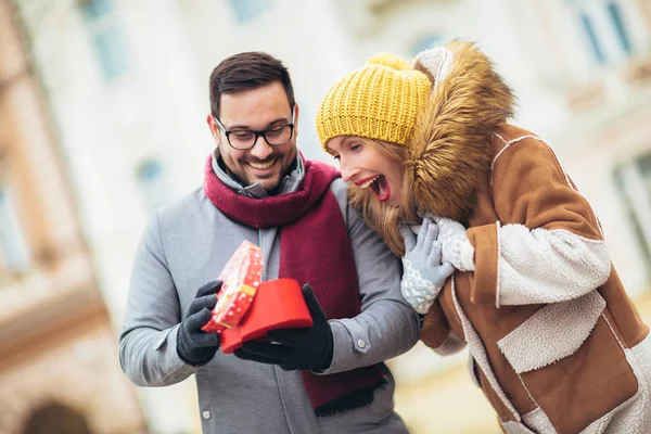 Sorpresa romántica para Navidad. Pareja joven con outdo actual —  Fotos de Stock