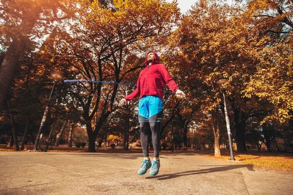 Man hoppar rep utomhus på solig höst morgon. — Stockfoto