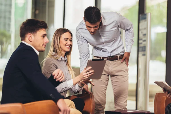 Business-Team, das an neuen Projekten arbeitet und lächelt. Mann und Frau — Stockfoto