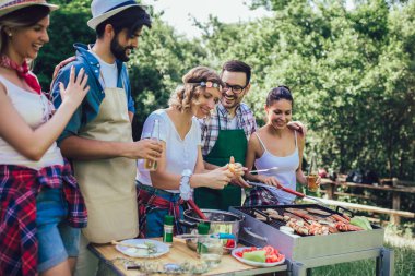 Genç arkadaşlar barbekü partisi zevk et ızgara eğlenceli.