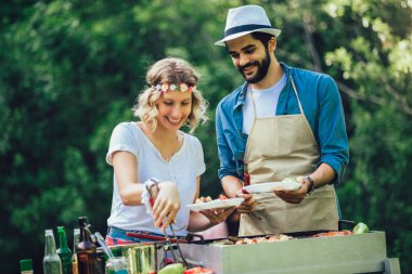 Genç arkadaşlar barbekü partisi zevk et ızgara eğlenceli.