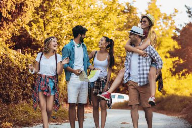 Sırt çantaları ile gençlerin bir grup birlikte yürüyüş ve bakmak