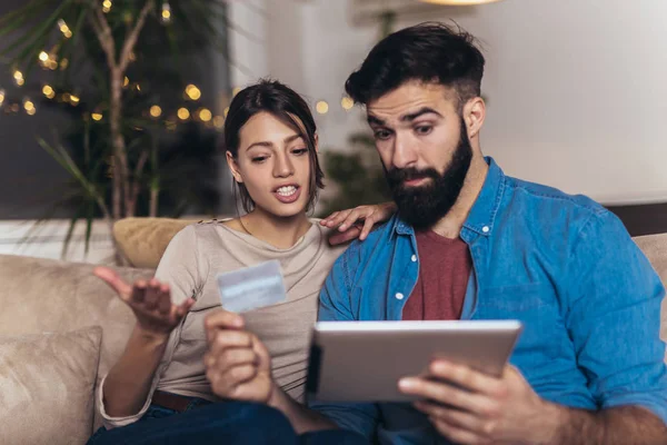 Pasangan muda ceria melakukan belanja online dengan tablet — Stok Foto