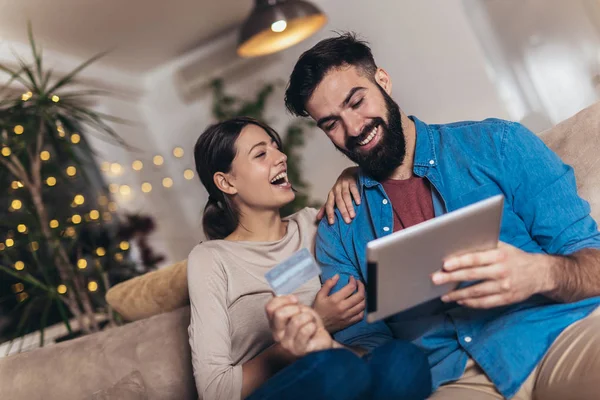 Χαρούμενο νεαρό ζευγάρι που κάνει online αγορές με tablet — Φωτογραφία Αρχείου
