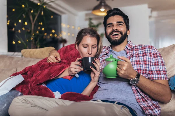 Pareja con frío en la cama en casa juntos . — Foto de Stock