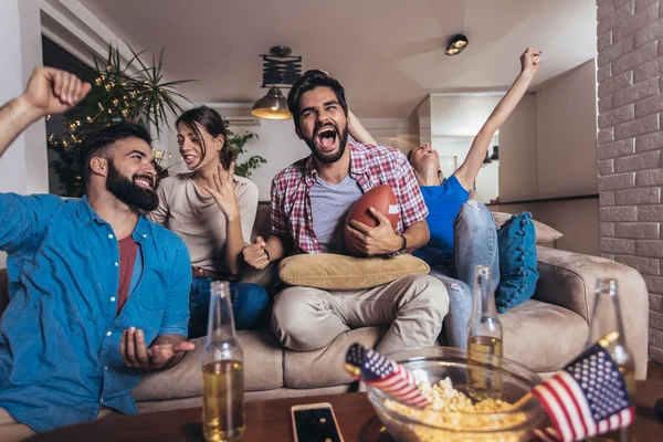 Bir grup arkadaş spor fanatiği ragbi maçı izliyor. — Stok fotoğraf