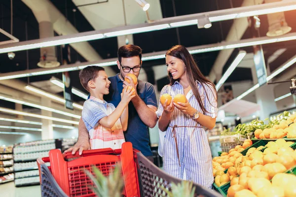 Familia comprando fruta en el supermercado —  Fotos de Stock
