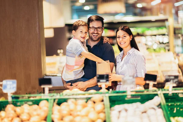 Family buying fruit in supermarket — Stock Photo, Image