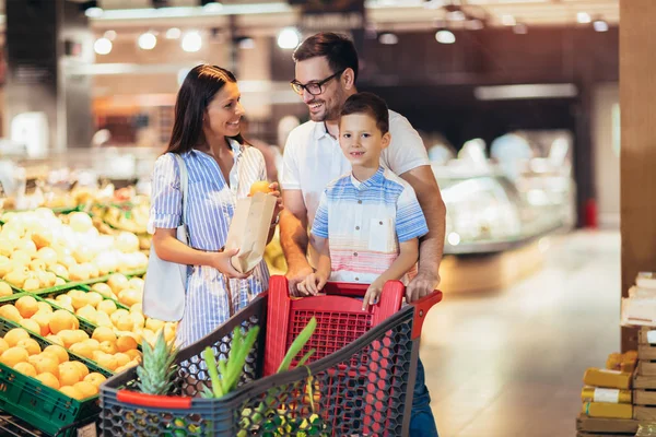 Family buying fruit in supermarket — Stock Photo, Image