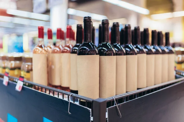 Botellas de vino en los estantes del supermercado — Foto de Stock