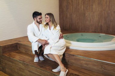 Mutlu çift tedavinin tadını çıkarıyor ve sağlık kaplıcasında dinleniyor.