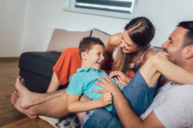 Evde genç bir aile eğleniyor.