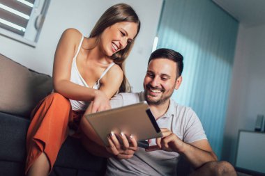 Medyanın içeriğini internetten izleyen genç bir çift.