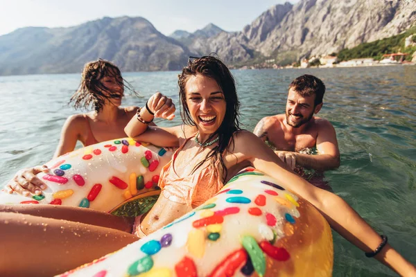 Młodzi modni ludzie bawią się pływając w letnie wakacje — Zdjęcie stockowe