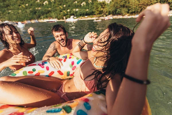 Jovens pessoas da moda se divertindo nadando em férias de verão — Fotografia de Stock