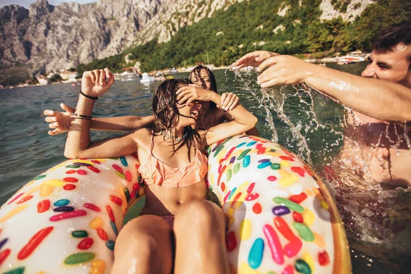 Genç trend insanlar yaz tatilinde yüzerken eğleniyorlar — Stok fotoğraf