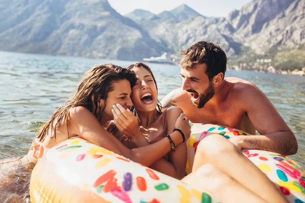 Jonge trendy mensen die plezier hebben met zwemmen in de zomervakantie — Stockfoto