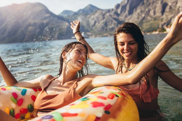 Jovens pessoas da moda se divertindo nadando em férias de verão — Fotografia de Stock