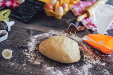 Noel kurabiyesi pişirmek için çiğ hamur, kızıl adamlar. 