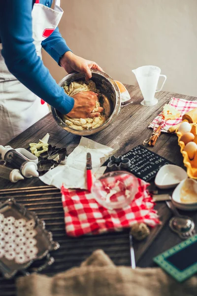 Genç ve güzel bir kadın hamuru hazırlar ve zencefilli ekmek pişirir. — Stok fotoğraf