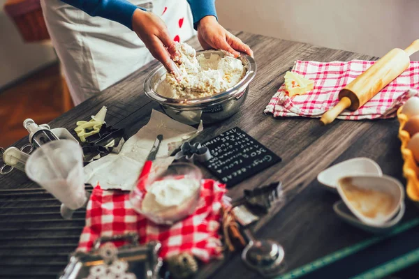 Młoda ładna kobieta przygotowuje ciasto i piecze pierniki i — Zdjęcie stockowe