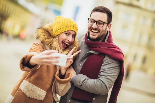 Schönes junges Paar macht Selfie-Foto in der Stadt. — Stockfoto