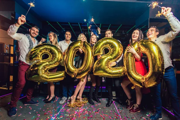 Jeunes gens heureux dansant sur la fête du Nouvel An . — Photo