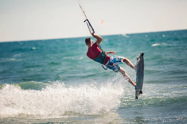 Kiter profesional hace el truco difícil en una hermosa espalda —  Fotos de Stock